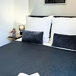 Appartement Charmantes 3-zi-apartment Am Schloessle In Lechhausen-garage-balkon-kueche-smart Tv