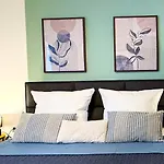 Charmantes 3-zi-apartment Am Schloessle In Lechhausen-garage-balkon-kueche-smart Tv Lägenhet