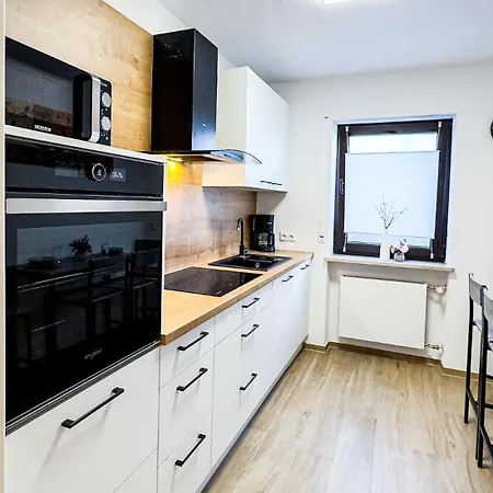 Charmantes 3-zi-apartment Am Schloessle In Lechhausen-garage-balkon-kueche-smart Tv Apartment