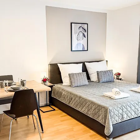 Charmantes 3-zi-apartment Am Schloessle In Lechhausen-garage-balkon-kueche-smart Tv Lägenhet
