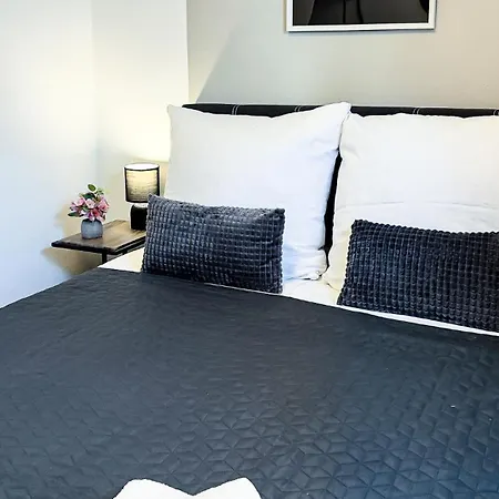 شقة Charmantes 3-zi-apartment Am Schloessle In Lechhausen-garage-balkon-kueche-smart Tv